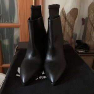 Pair Arvid Yuki ankle boots